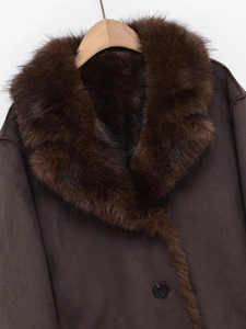 Detailansicht der dunkelbraunen Wildlederjacke mit flauschigem Kunstpelzkragen und Knopf