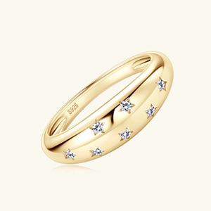 Detail of gold-plated S925 silver ring featuring star-shaped inset stones and S925 hallmark