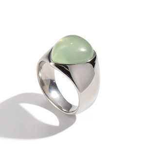 Détail macro d'une bague minimaliste en argent avec une pierre précieuse vert clair translucide