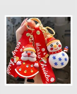 Vue détaillée de porte-clés de Noël mignons avec Père Noël et bonhomme de neige