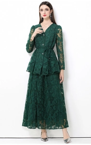 Details des dunkelgrünen Spitzenkleid-Sets mit Puffärmeln und Stickereien