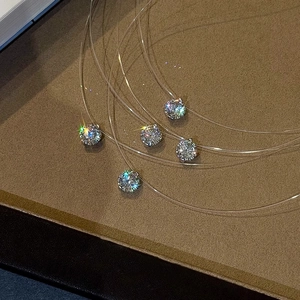 Dettaglio della collana in filo invisibile con ciondolo in zircone lucido e brillante