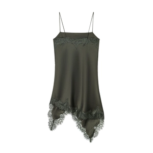 Caraco en satin vert olive avec bordure en dentelle cil et ourlet asymétrique irrégulier