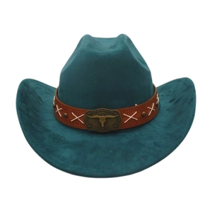 Dettaglio di cappello cowboy in camoscio con cinturino in pelle e fibbia a testa di toro