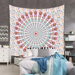 Détails d'une tapisserie mandala bohème aux motifs floraux et géométriques très sophistiqués