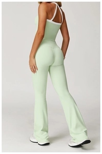 Achteraanzicht van mintgroene yoga-top met kruisrug en flare yoga broek set