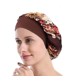 Détail du bonnet de nuit en satin floral avec large bande élastique marron