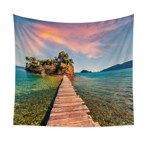 Détail de tapisserie murale montrant un long pont en bois vers la mer au coucher du soleil