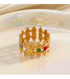 Dettaglio dell'anello aperto placcato oro 18K con puntini in smalto multicolore