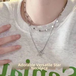 Détail du collier double rang argenté avec pendentifs en forme d'étoile porté par un mannequin