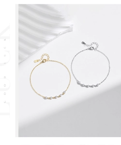 Dettaglio di bracciali in argento sterling S925 e oro con sette zirconi cubici luminosi