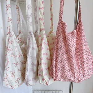 Collection de sacs bandoulière en coton doux avec motifs de nœuds roses et violets