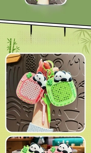 Dettaglio del portachiavi a forma di panda con lavagna magnetica in rosa e verde