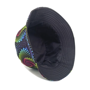Dettaglio della stampa tie-dye colorata e cuciture su un cappello a secchiello reversibile