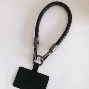 Detail von schwarzer geflochtener Lederhandschlaufe mit grauem Metall-Karabiner und Einlage