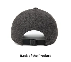 Vue détaillée de l'arrière de la casquette d'hiver grise avec sangle de réglage