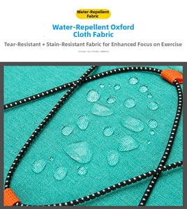 Detailopname van waterdichte Oxford-stof op outdoor fietsrugzak met waterdruppels