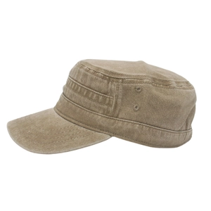 Vista laterale di un cappello militare kaki in cotone con occhielli e cuciture piatte