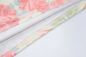 Détail de l'imprimé floral de qualité et couture professionnelle des bords en double
