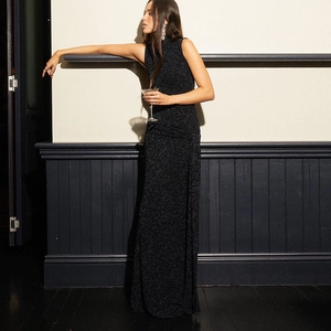 Robe longue noire pailletée sans manches à col montant avec rubans élégants dans un décor chic