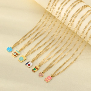 Lot de colliers en acier doré avec pendentifs émaillés en forme d'appareil photo et café