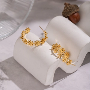 Elegante 18K vergoldete C-förmige Gänseblümchen-Ohrstecker aus Edelstahl für Damen