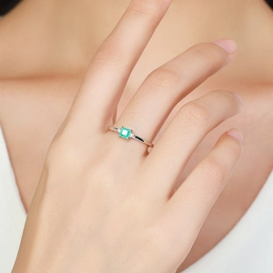 Minimalist s925 silver ring with square green gemstone on model hand, elegant jewelry