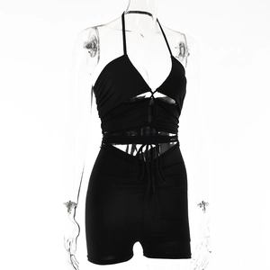 Détail de l'ensemble licou noir avec cordon à la taille et découpes sur un mannequin
