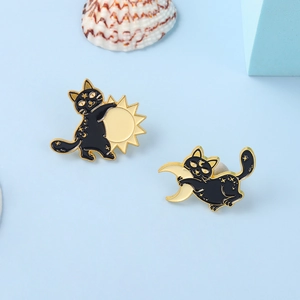 Lot de pins émaillés représentant un chat noir embrassant le soleil et la lune sur bleu
