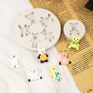 Moule en silicone ours cartoon pour décoration de gâteaux et chocolats sur fond peluche