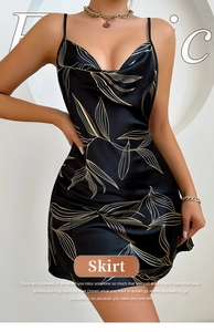 Gros plan sur une robe nuisette en satin noir avec imprimé feuilles dorées et col bénitier