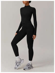 Vue latérale de l'ensemble de yoga noir avec legging taille haute et veste zippée