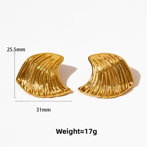 Vue détaillée des boucles d'oreilles éventail dorées, dimensions 25,5mm x 31mm