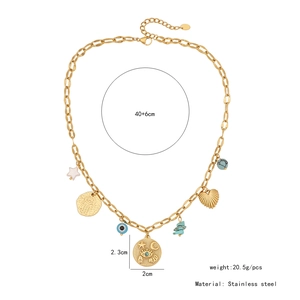 Détail du collier doré en acier inoxydable avec perles turquoise et amulettes œil