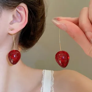 Boucles d'oreilles pendantes fraise cerise en résine rouge avec tige dorée et paillettes
