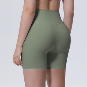 Vue arrière du short de yoga taille haute vert olive montrant les coutures galbantes