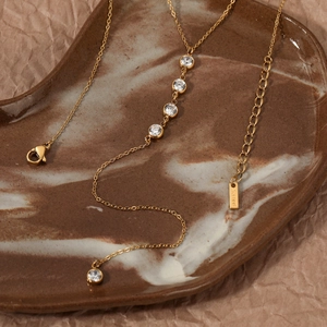 Collier en Y en acier inoxydable doré orné de cinq pierres de zircone cubique rondes
