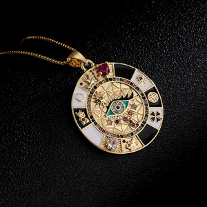 Detailaufnahme eines böhmischen goldenen Hamsa-Anhängers mit Zirkonia-Auge auf schwarzem Leder