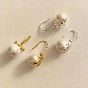 Elegant 925 sterling silver bow pearl hoop earrings in gold and silver finishes
