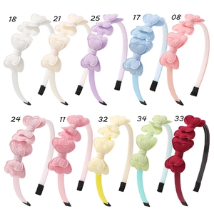 Détail de 10 serre-têtes colorés pour filles avec triple décorations de cœurs gaufrés