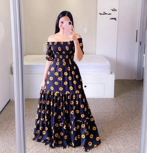 Détail de la robe longue à fleurs avec bustier élastique et jupe à plusieurs niveaux