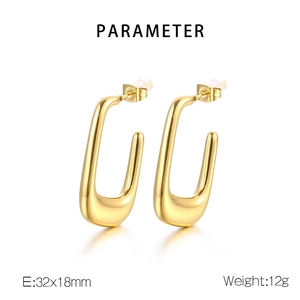 Detailed size specifications for gold U-shaped earrings measuring 32x18mm and weighing 12g