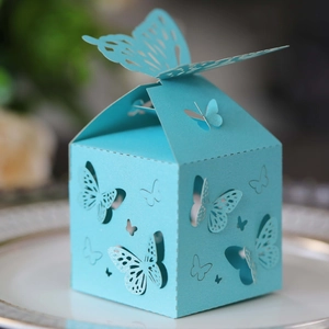 Himmelblaue lasergeschnittene Schmetterling Geschenkbox für Hochzeitsgastgeschenke auf Porzellan