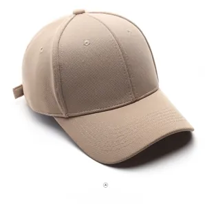Detail van de kaki baseballpet met stiksel op de kruin en ventilatieopeningen voor comfort