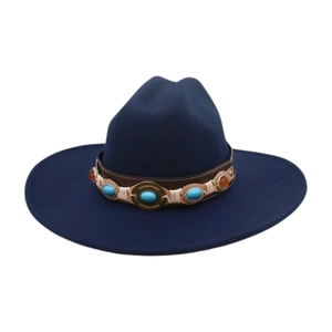 Detalle de la banda turquesa de estilo étnico en el sombrero de fieltro azul