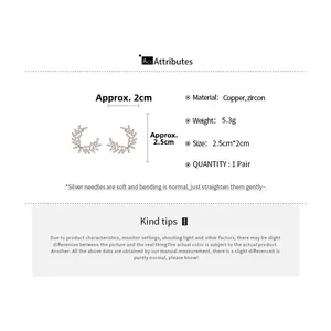 Dettaglio orecchini a foglia curvi con zirconi, dimensioni 2,5 cm x 2 cm in rame