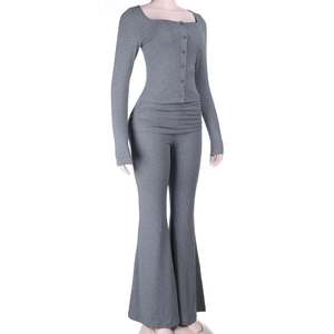 Détail du haut moulant gris foncé avec boutons et du pantalon à pattes d'eph