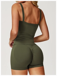 Vue arrière de l'ensemble de yoga vert foncé avec short de sport effet push-up