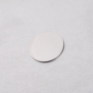 Vue macro d'un pendentif rond vierge en acier inoxydable poli pour bijoux personnalisés