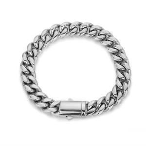 Gros plan d'un bracelet gourmette lourd avec fermoir carré sur fond blanc professionnel